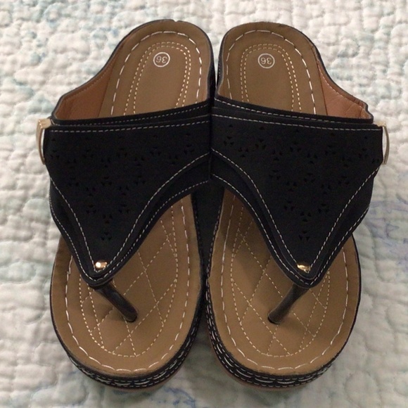 NWOT Women’s Blue Sandals and Black Sandals - Picture 4 of 6